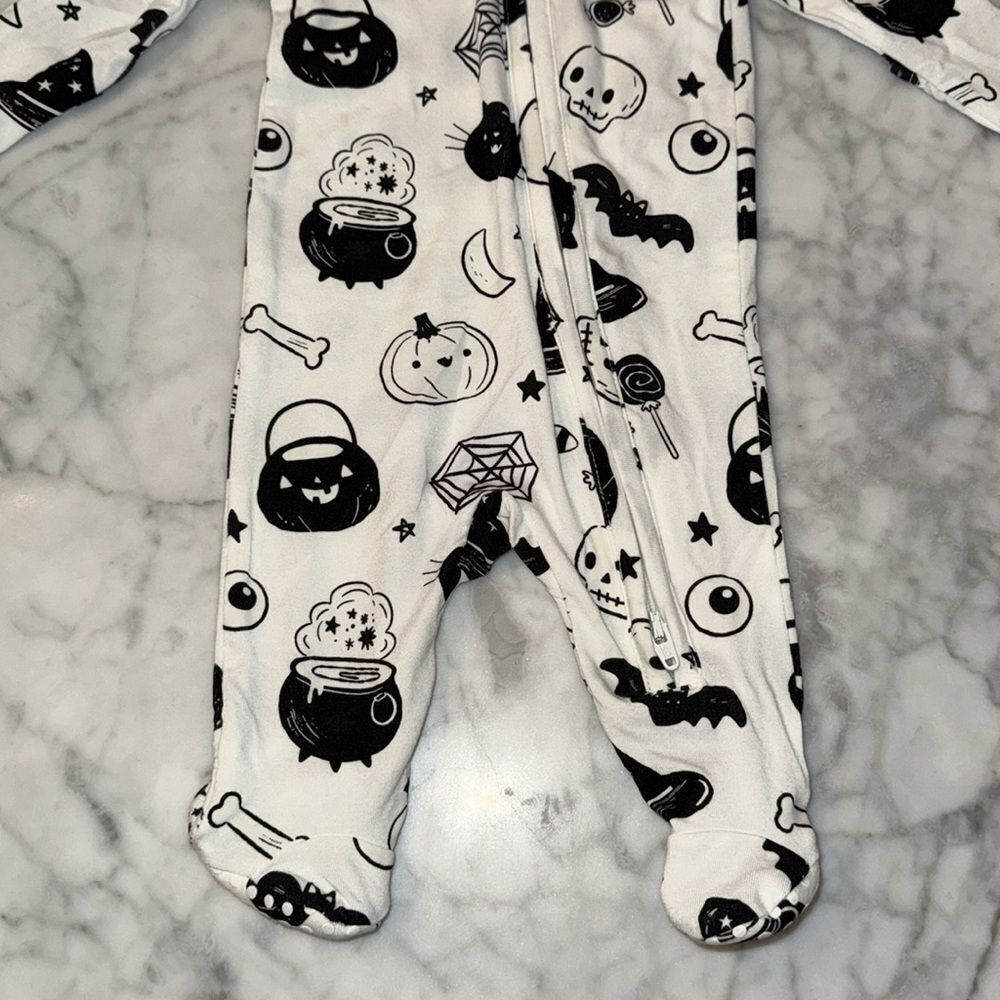NWT ANGEL DEAR WHITE & BLACK HALLOWEEN FOOTIE NB - Picture 5 of 9